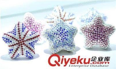 DAD鑲鉆五角星風口香水 鑲鉆五角星汽車飾品 水晶鉆海星風口香膏-饒平縣海山路士達汽車裝飾用品經營部提供DAD鑲鉆五角星風口香水 鑲鉆五角星汽車飾品 水晶鉆海星風口香膏的相關介紹、產品、服務、圖片、價格饒平縣海山路士達汽車裝飾用品經營部、汽車防爆膜;汽車改裝件;LED燈;汽車飾品;汽車香水;車載小電器;車衣